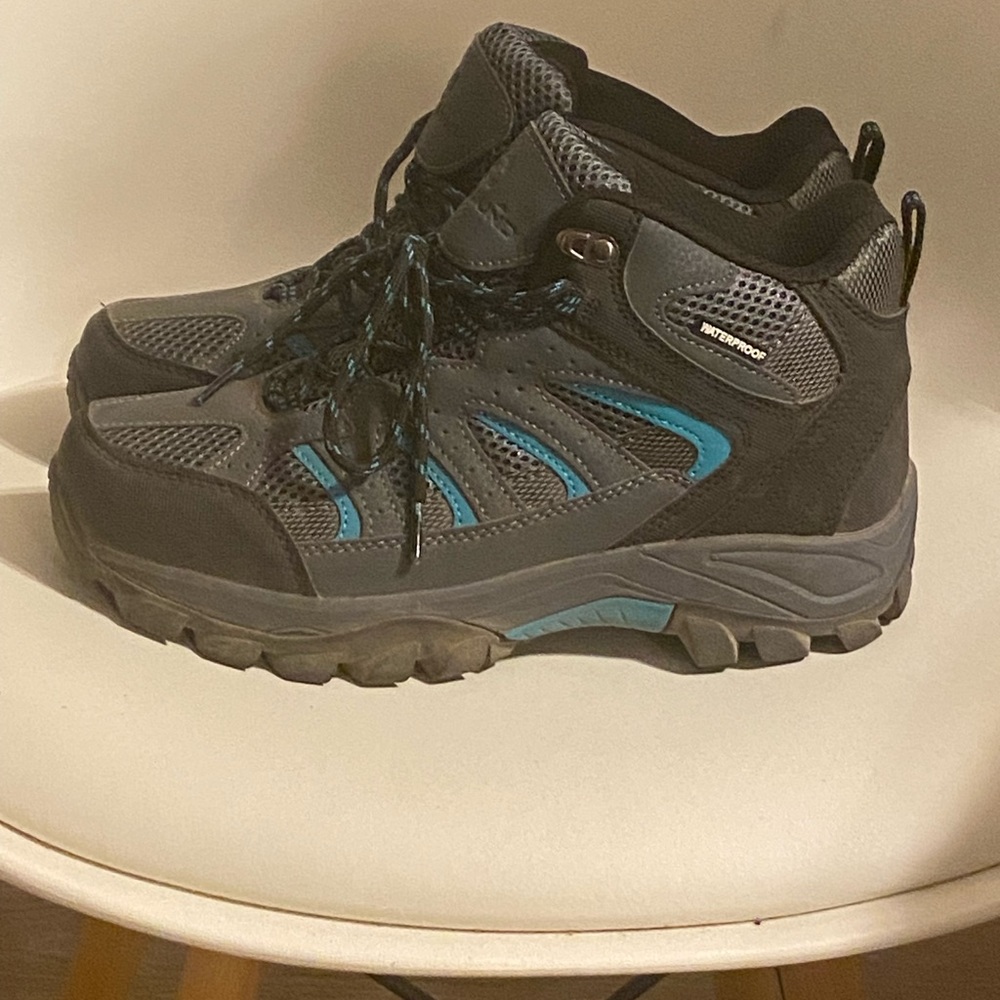 Hiking shoe size 9 by Outbound